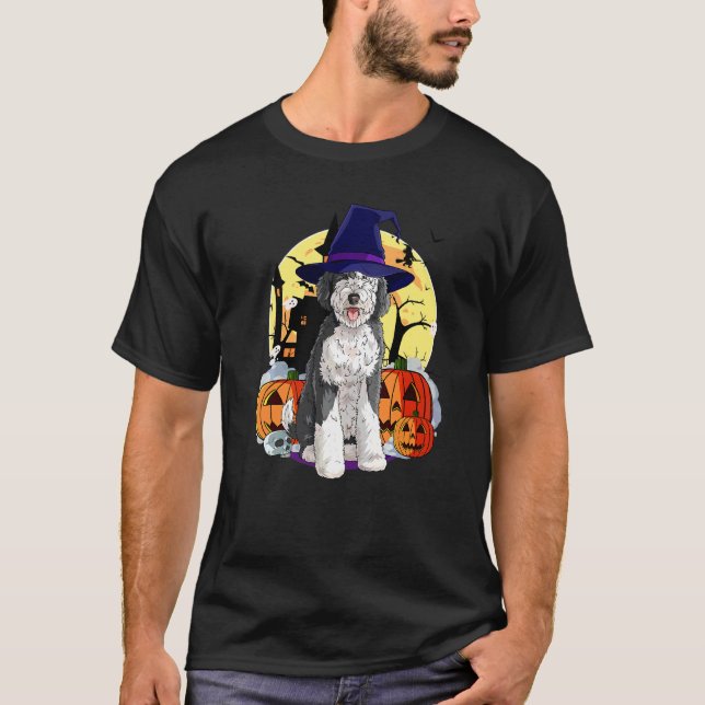 Camiseta Sheepadoodle Cachorro Bonito Halloween Bruxa Abóbo (Frente)