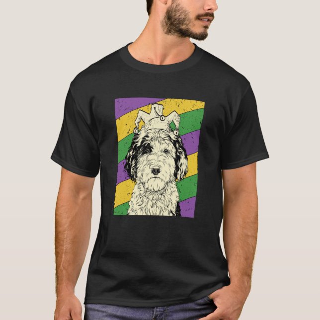 Camiseta Sheepadoodle Jester Mardi Gras Doodle Dog Mom or D (Frente)