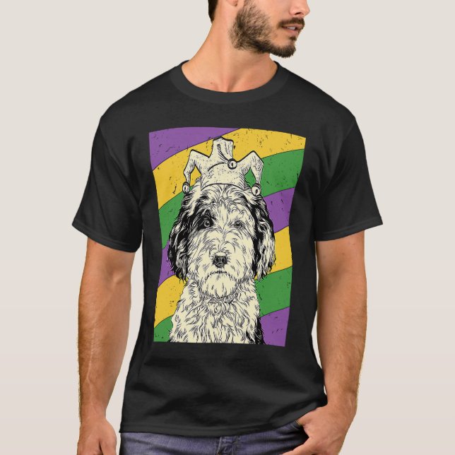 Camiseta Sheepadoodle Jester Mardi Gras Doodle Mãe ou (Frente)