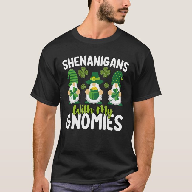 Camiseta Shenanigans Com Meu Dia de São Patrício Gnomies (Frente)
