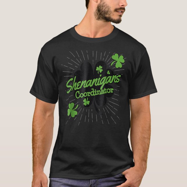 Camiseta Shenanigans Coordenador Engraçado Professora Rua d (Frente)