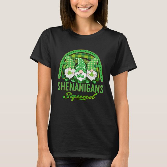 Camiseta Shenanigans Coordinator  Rainbow Gnome St Patrick  (Frente)
