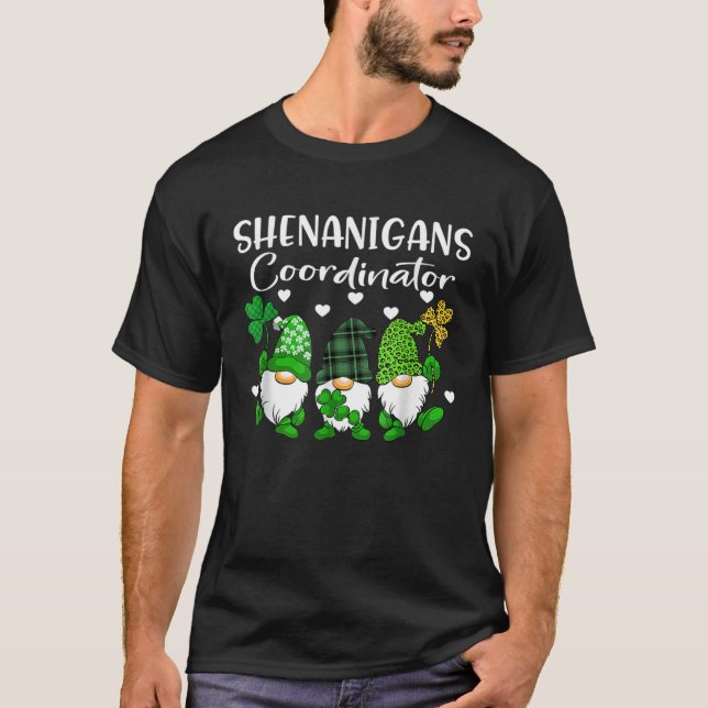 Camiseta Shenanigans Coordinator St Patricks Day Gnomes Gre (Frente)