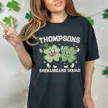 Camiseta Shenanigans Retro Rua Personalizada no Esquadrão.<br><div class="desc">Apresentando nossa Rua Personalizada de Retrô Shenanigans Squad. A T-Shirt do Dia de Patrick — uma forma na moda e personalizada de celebrar Ruas. Dia de Patrick com sua tripulação. Essas camisas personalizadas são perfeitas para homens e mulheres, fazer delas a escolha ideal para um olhar coordenado e festivo durante...</div>