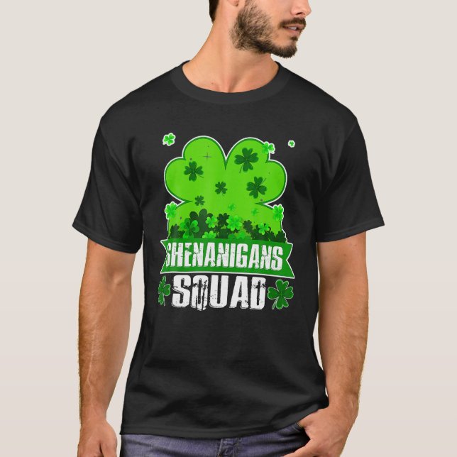 Camiseta Shenanigans Squad Dia de São Patrício Shamrock Clo (Frente)