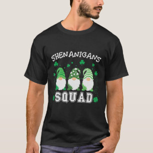 Camiseta Shenanigans Squad Gnomos Segurando Rua Shamrock Pa