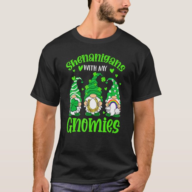 Camiseta Shenanigans With My Gnomies Funny Gnomes St Patric (Frente)