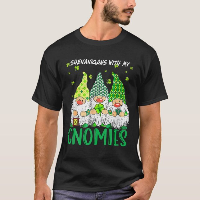 Camiseta Shenanigans With My Gnomies St Patrick's Day Gnome (Frente)