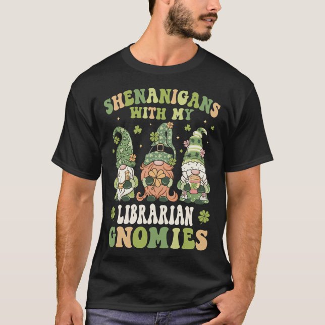 Camiseta Shenanigans With My School Librarian Gnomes St Pat (Frente)