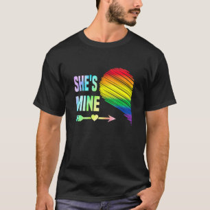 Camiseta Shes Mine Casal Orgulho Cardíaco Lgbt Corpo de Gay