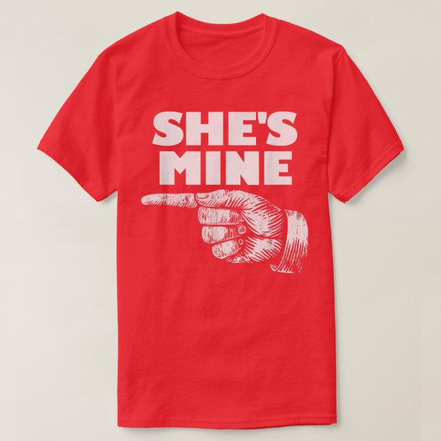 Camiseta Shes Mine Finger Pointing Left Matching Couple She (Frente do Design)