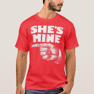 Camiseta Shes Mine Finger Pointing Left Matching Couple She