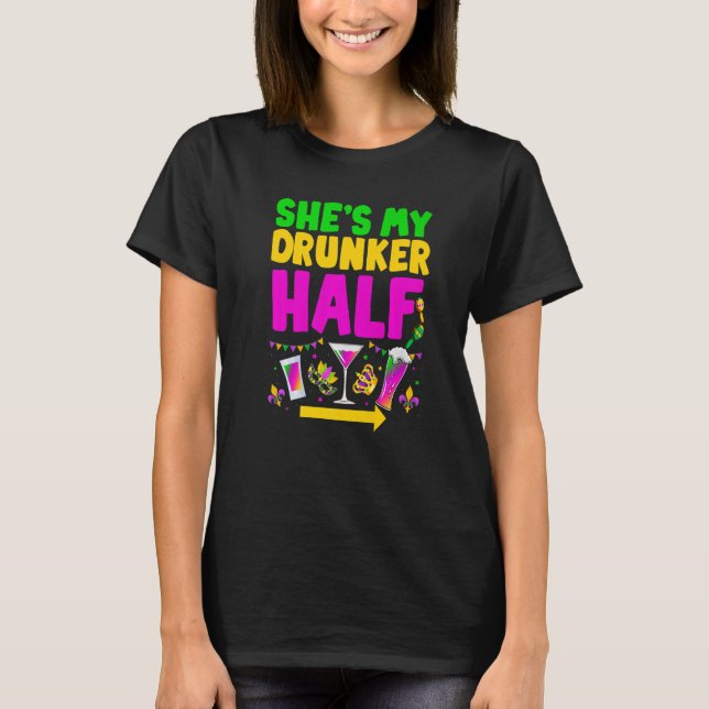 Camiseta She's My Drunker Half Funny Couple Mardi Gras Carn (Frente)
