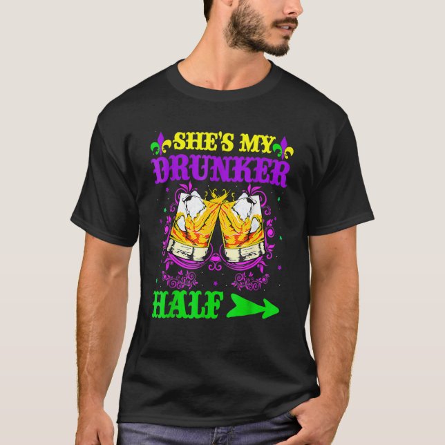 Camiseta She's My Drunker Half Shirt Mardi Gras Couple Shir (Frente)