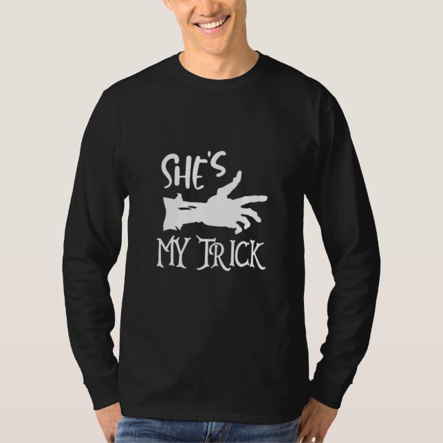 Camiseta She's My Trick He's My Treat Couples Skeleton Hand (Frente)