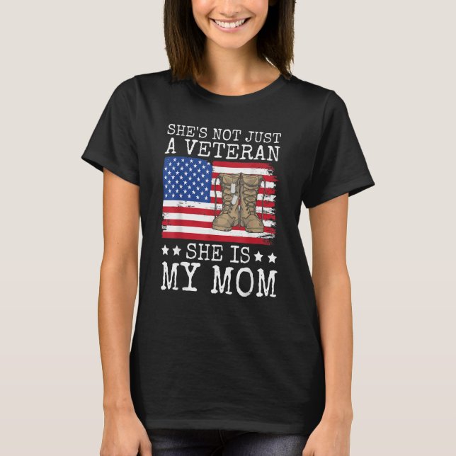 Camiseta She's Not Just A Veteran She Is My Mom Happy Veter (Frente)