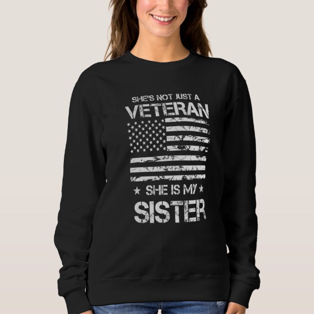 Camiseta She's Not Just A Veteran She's My Sister Proud Mil (Frente)