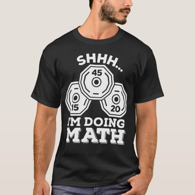 Camiseta Shhh Estou Fazendo Matemática Placa de Levantament (Frente)