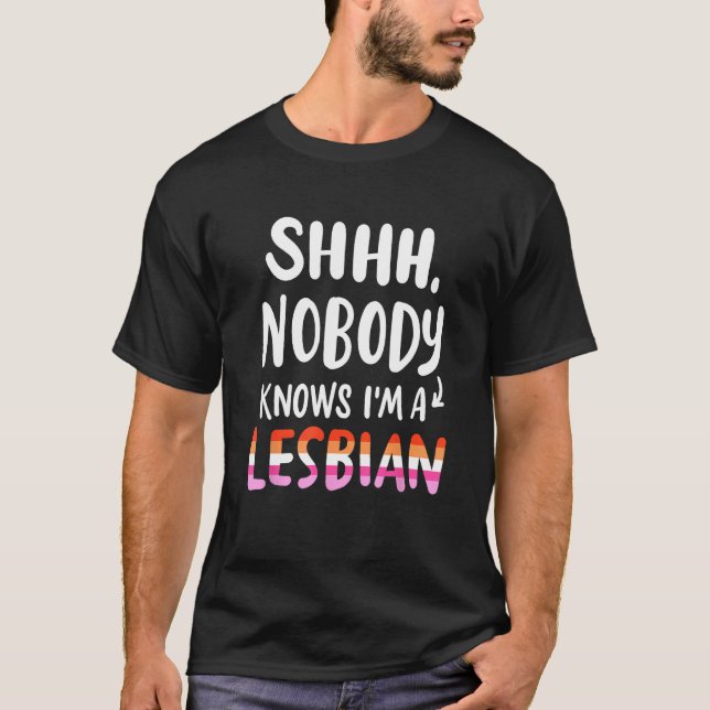 Camiseta Shhh Nobody Knows I m a Lesbian  Gay Pride LGBT Ra (Frente)