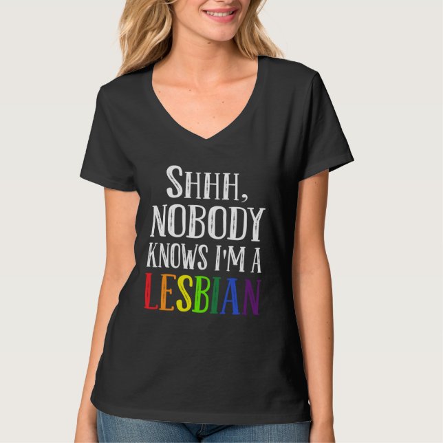 Camiseta Shhh Nobody Knows I m a Lesbian LGBTQ Gay Pride Tr (Frente)