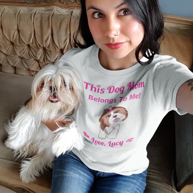 Camiseta Shih Tzu Dog Mamãe Pertence A Mim Patas e Corações (Criador carregado)