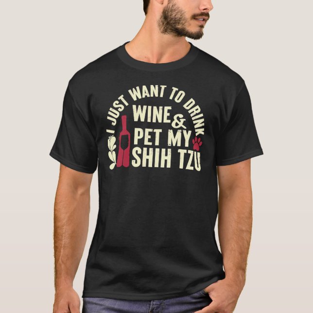 Camiseta Shih Tzu Só Quer Beber Pet De Vinho (Frente)