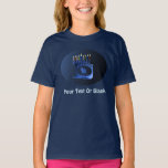 Camiseta Shiny Blue Chanukkah Menorah<br><div class="desc">Uma menorah Chanukkah moderna,  metálica,  azul,  apresentando um leão na silhueta,  contra um fundo escuro,  noturno. Todas as nove velas estão acesas. Adicionar texto próprio da turnê.</div>