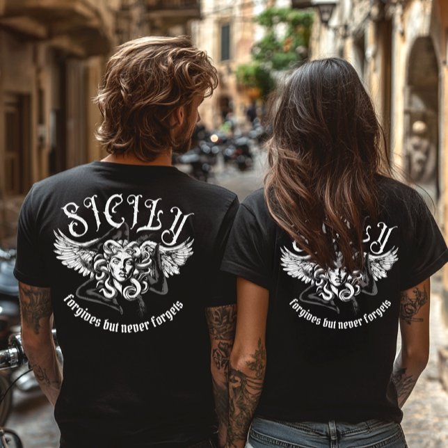 Camiseta Sicily Forgives but Never Forgets Gothic Trinacria (Sicily Forgives But Never Forgets Tattoo Gothic Trinacria Medusa T-shirt for men and women)