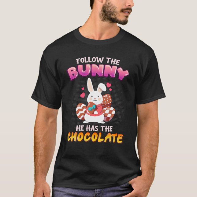 Camiseta Siga O Coelhinho Que Ele Tem Felz pascoa De Chocol (Frente)
