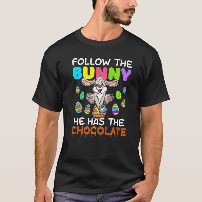 Camiseta Siga O Coelhinho Que Ele Tem Felz pascoa De Chocol (Frente)