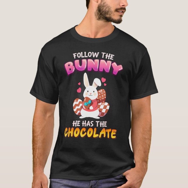 Camiseta Siga O Coelhinho Que Ele Tem Felz pascoa De Chocol (Frente)