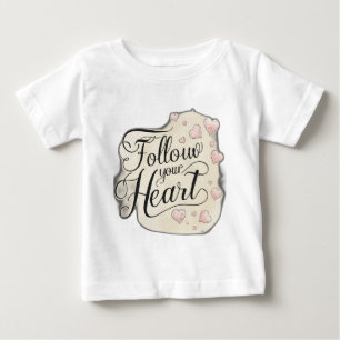 Camiseta "Siga seu coração" em um roteiro fluente, combinad