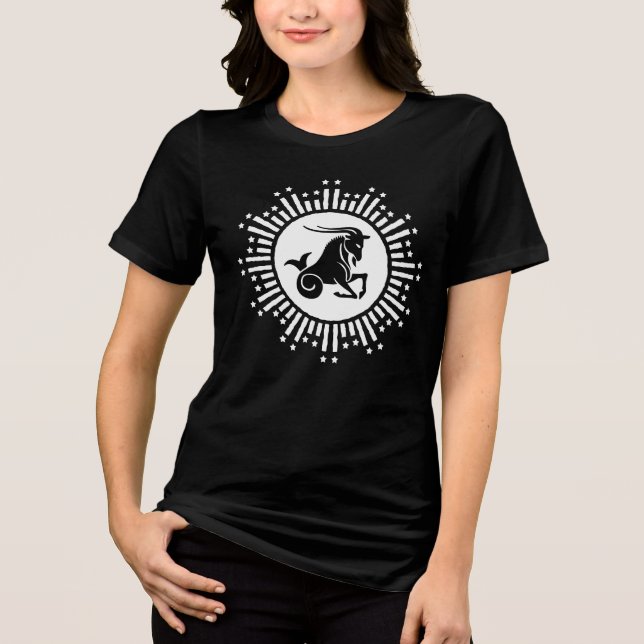 Camiseta Signo de Capricórnio Bode Design Cósmico de Estrel (Frente)