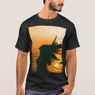 Camiseta Silhueta de garota, pôr do sol do mar, liberdade.