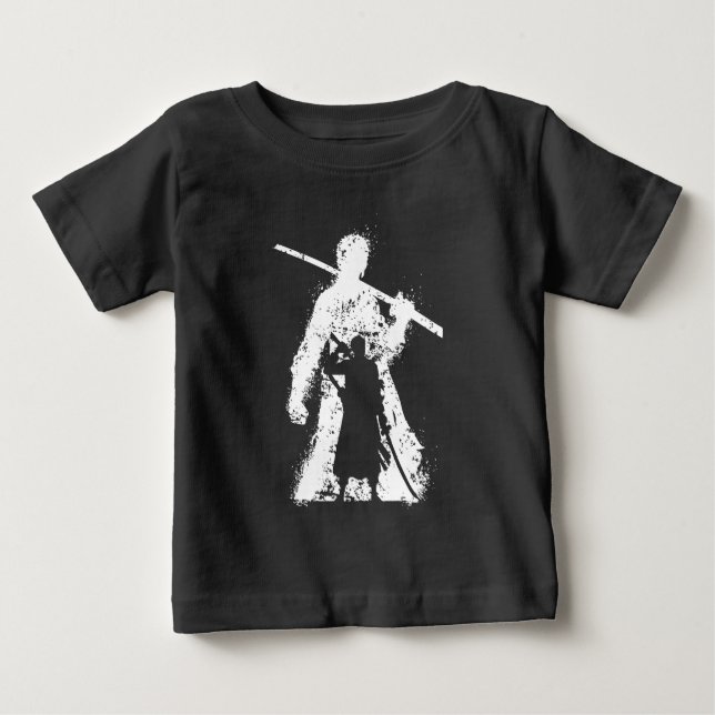 Camiseta Silhueta de Guerreiro com Arte da Espada (Frente)