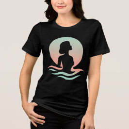 Camiseta Silhueta de Mulher Serena em Ondas Pastel
