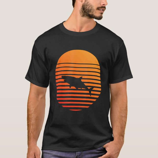 Camiseta Silhueta Sombra De Tubarões Em Frente A Um Sol (Frente)