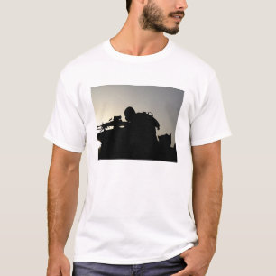 Camiseta Silhuette de um artilheiro de Arma Automática de E