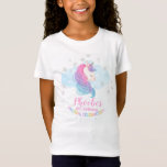 Camiseta Silver Winter Unicorn Birthday<br><div class="desc">Camiseta de festa de aniversário de unicórnio prateada de natal do Unicórnio prateado, camiseta de unicórnio cúbico, com um pouco de bico prateado e um texto de cor brilhante. Este design apresenta uma face unicórnio, alguns corações, falso falso flocos de neve com brilho prateado e um fundo parcialmente azul. Esta...</div>