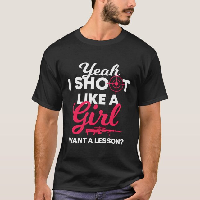 Camiseta Sim, Atiro Como Uma Garota Quer Uma Arma De Lição  (Frente)