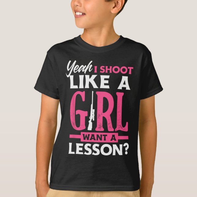 Camiseta Sim, Atiro Como Uma Garota Quer Uma Lição Engraçad (Frente)