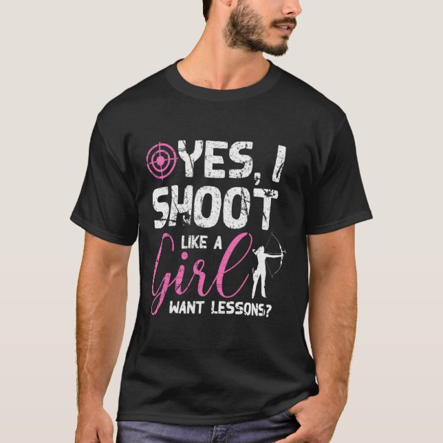 Camiseta Sim, Eu Atirei Como Uma Garota Quer Lições (Frente)