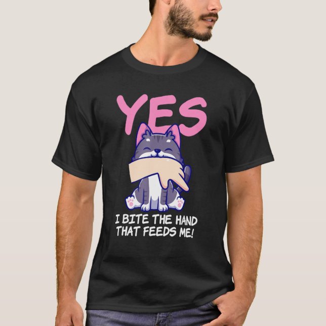 Camiseta Sim Morda A Mão Que Me Alimenta - Ditado de Gato (Frente)