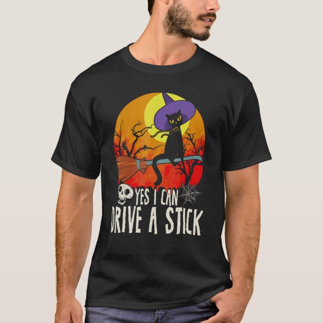 Camiseta Sim, Posso Dirigir Um Gato de Pau Bruxa Halloween (Frente)