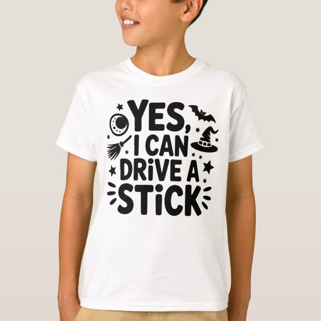Camiseta Sim, Posso Dirigir um Manual – Bruxa Engraçada de  (Frente)