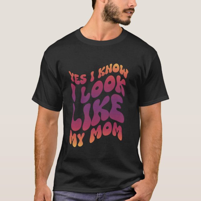 Camiseta Sim, Sei Que Pareço Com A Minha Mãe (Frente)