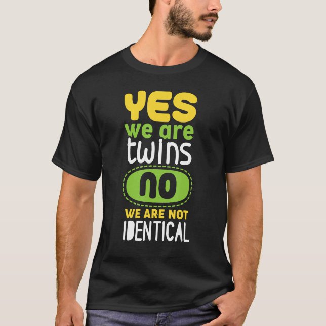 Camiseta Sim Somos Gêmeos Não Somos Idênticos (Frente)