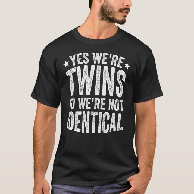Camiseta Sim, somos gêmeos Não somos idênticos 3 (Frente)