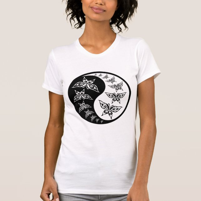 Camiseta Símbolo Yin Yang da Borboleta Preta e Branca (Frente)