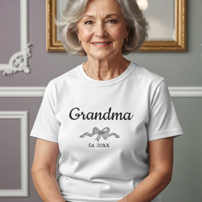 Camiseta Simple Script Bow Grandma Est. Year White Text (Criador carregado)